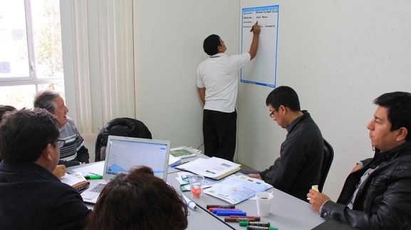 Grupos de trabajo realizando el diseño de un Plan de Contingencia como parte de los ejercicios del taller