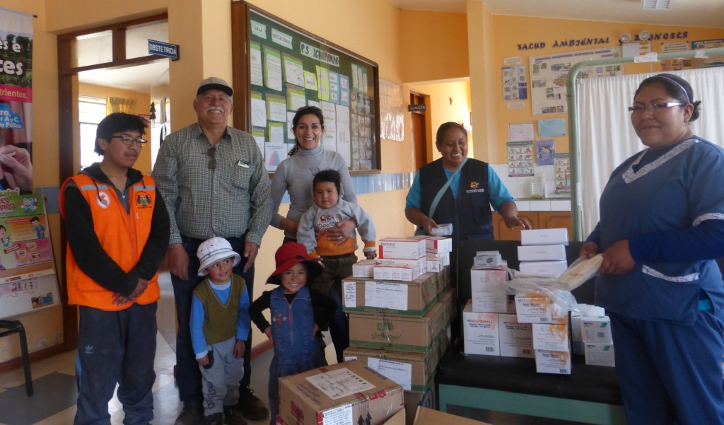 Donación en el Centro de Salud de Ichupampa.