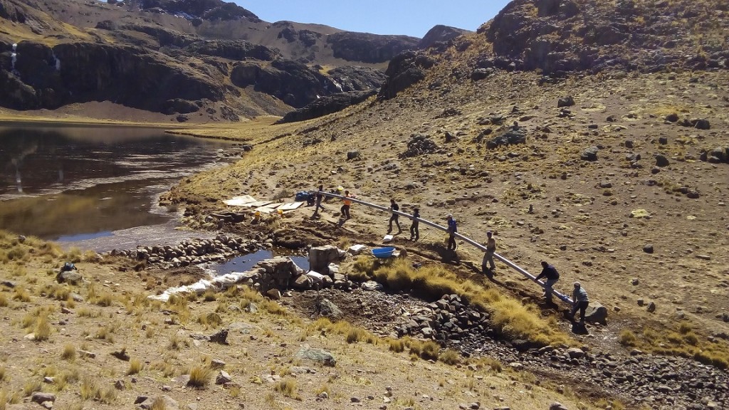 Kimsacocha I, instalación de tubería de salida.